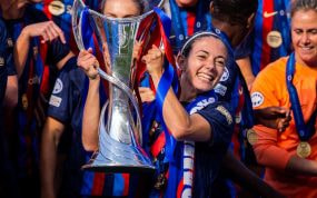 Aitana Bonmatí, jugadora del Barça, levanta la Champions conseguida en Bilbao.