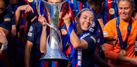 Aitana Bonmatí, jugadora del Barça, levanta la Champions conseguida en Bilbao.