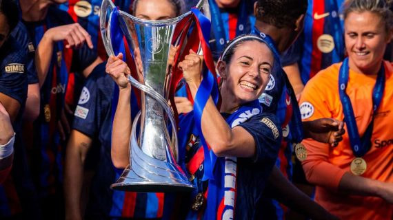 Aitana Bonmatí, jugadora del Barça, levanta la Champions conseguida en Bilbao.