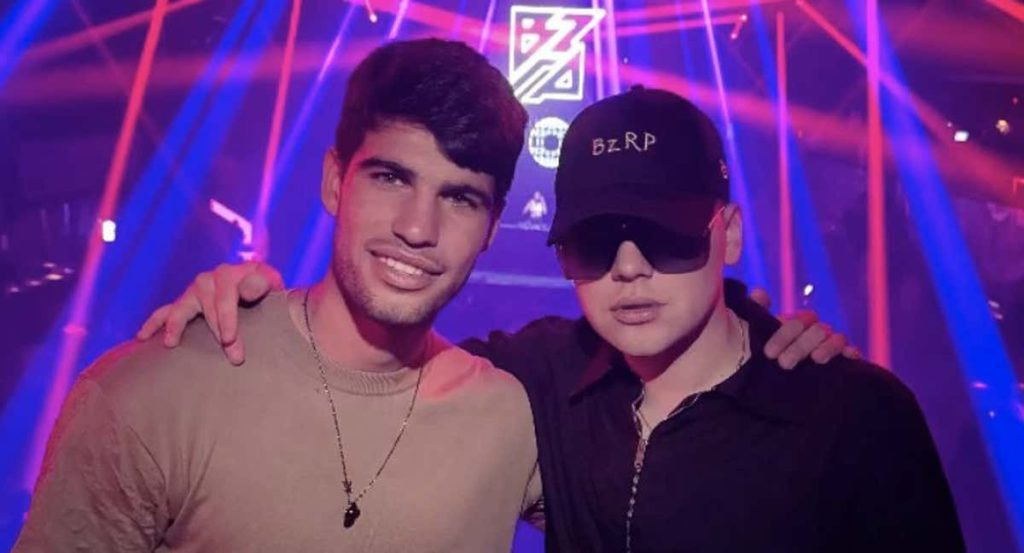 Carlos Alcaraz y Bizarrap, juntos en una discoteca en Ibiza.