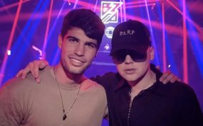 Carlos Alcaraz y Bizarrap, juntos en una discoteca en Ibiza.