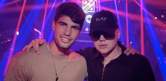 Carlos Alcaraz y Bizarrap, juntos en una discoteca en Ibiza.
