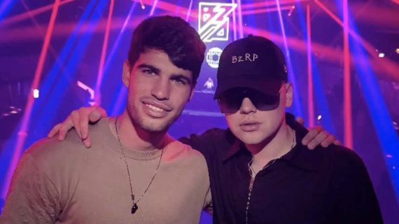 Carlos Alcaraz y Bizarrap, juntos en una discoteca en Ibiza.