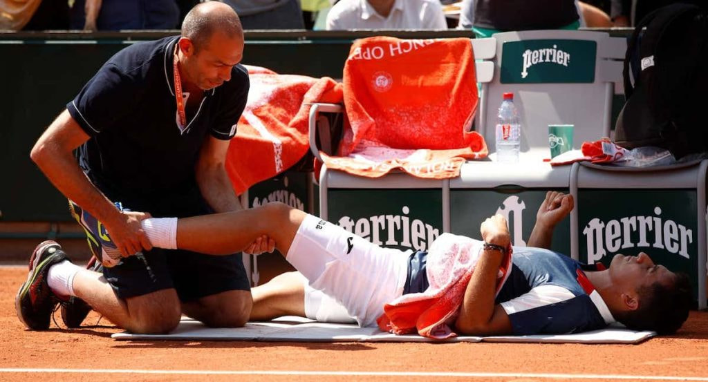 Nicolás Almagro es atendido de la rodilla durante su partido ante Juan Martín del Potro en Roland Garros 2017.