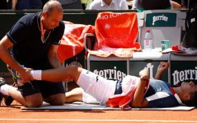 Nicolás Almagro es atendido de la rodilla durante su partido ante Juan Martín del Potro en Roland Garros 2017.