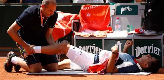 Nicolás Almagro es atendido de la rodilla durante su partido ante Juan Martín del Potro en Roland Garros 2017.