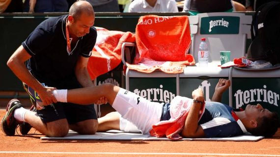 Nicolás Almagro es atendido de la rodilla durante su partido ante Juan Martín del Potro en Roland Garros 2017.