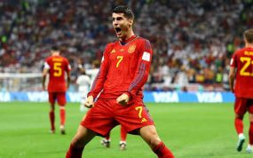 Álvaro Morata celebra un gol con la Selección española.