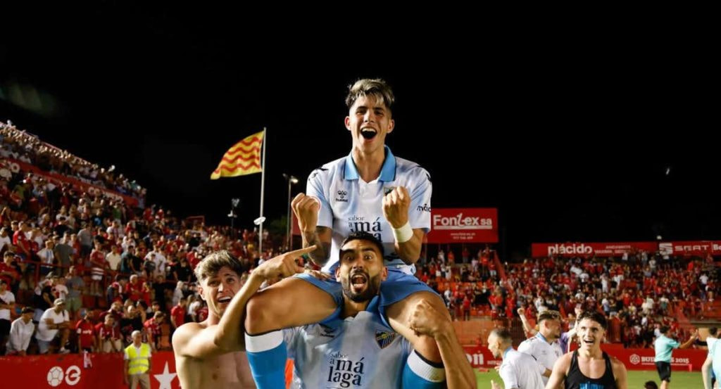 Antoñito celebra la consecución de ascenso del Málaga.