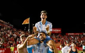 Antoñito celebra la consecución de ascenso del Málaga.