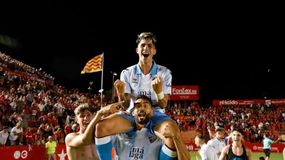 Antoñito celebra la consecución de ascenso del Málaga.