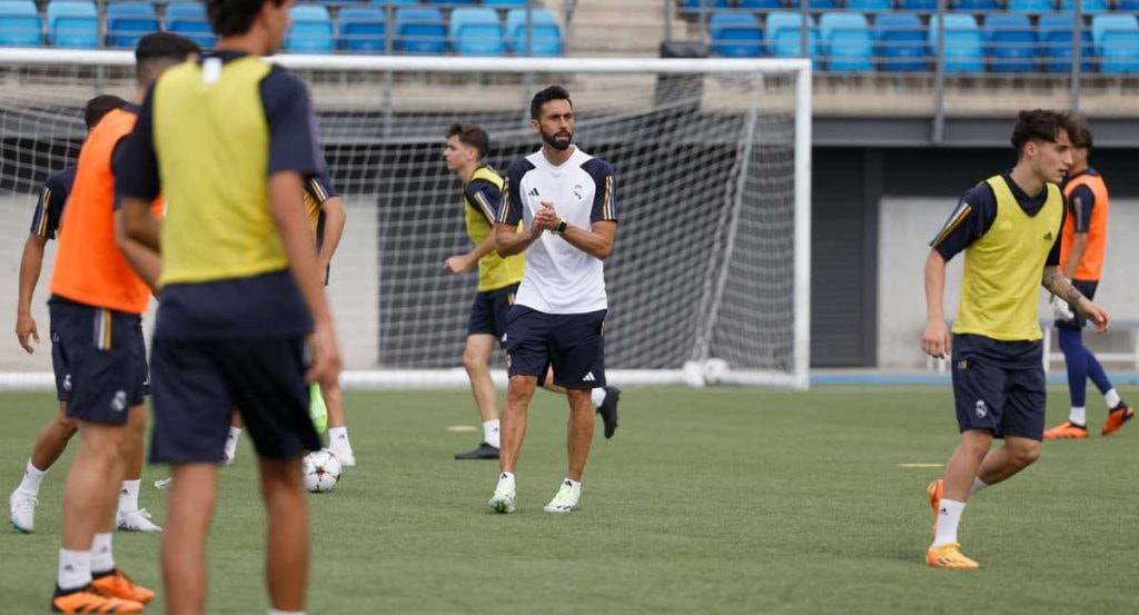 Álvaro Arbeloa dirige un entrenamiento.