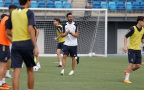 Álvaro Arbeloa dirige un entrenamiento.