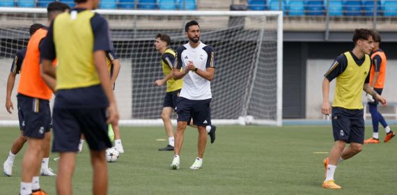 Álvaro Arbeloa dirige un entrenamiento.