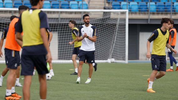 Álvaro Arbeloa dirige un entrenamiento.