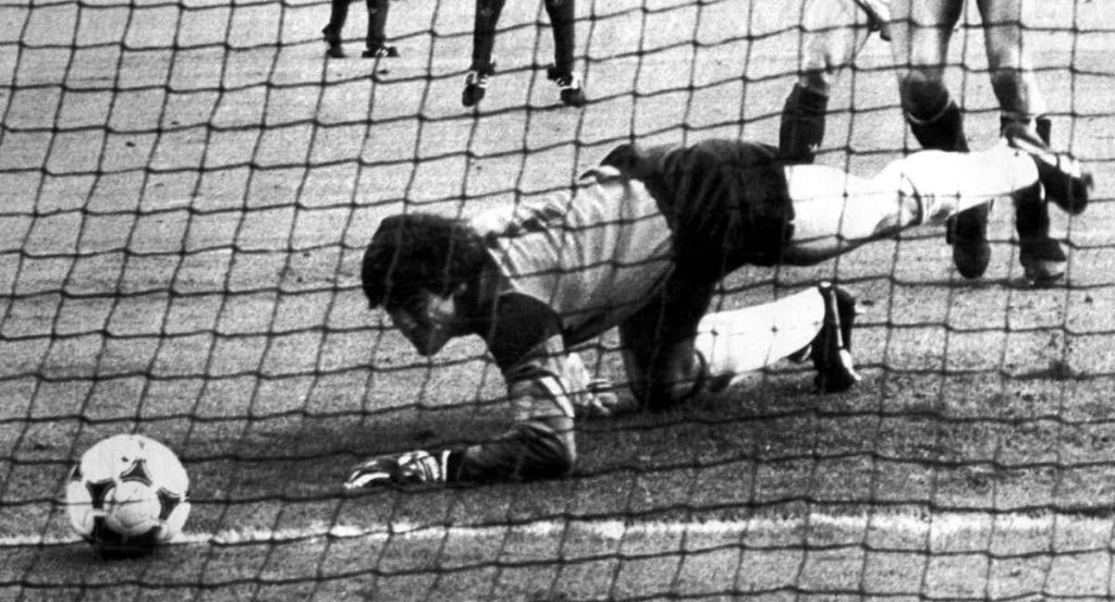 Arconada ve cómo el balón del disparo de Platini traspasa la línea de gol en la final de la Eurocopa de 1984.