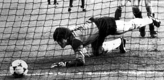 Arconada ve cómo el balón del disparo de Platini traspasa la línea de gol en la final de la Eurocopa de 1984.