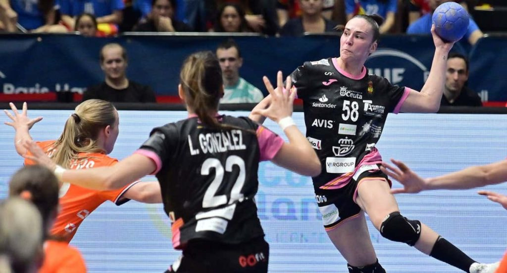 Los campos de juego de balonmano son rectangulares y están atravesados por varias líneas que definen áreas específicas.