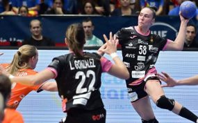 Los campos de juego de balonmano son rectangulares y están atravesados por varias líneas que definen áreas específicas.