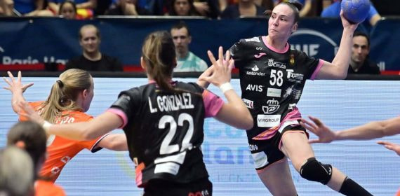 Los campos de juego de balonmano son rectangulares y están atravesados por varias líneas que definen áreas específicas.