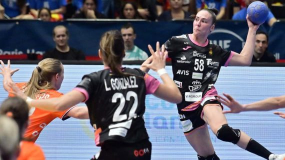 Los campos de juego de balonmano son rectangulares y están atravesados por varias líneas que definen áreas específicas.