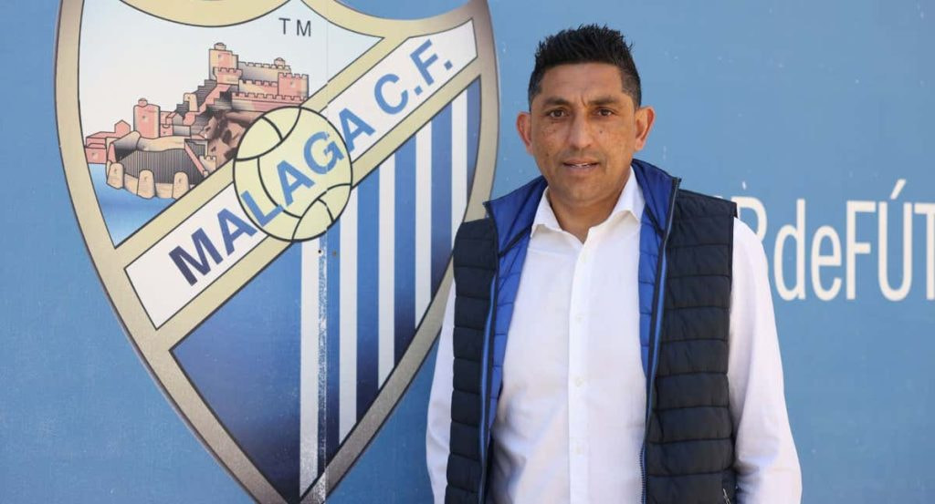 Basti posa en La Rosaleda con el escudo del Málaga.