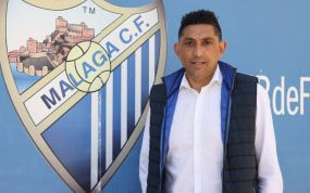 Basti posa en La Rosaleda con el escudo del Málaga.