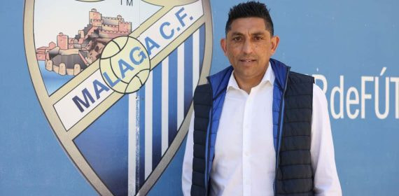 Basti posa en La Rosaleda con el escudo del Málaga.