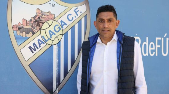 Basti posa en La Rosaleda con el escudo del Málaga.