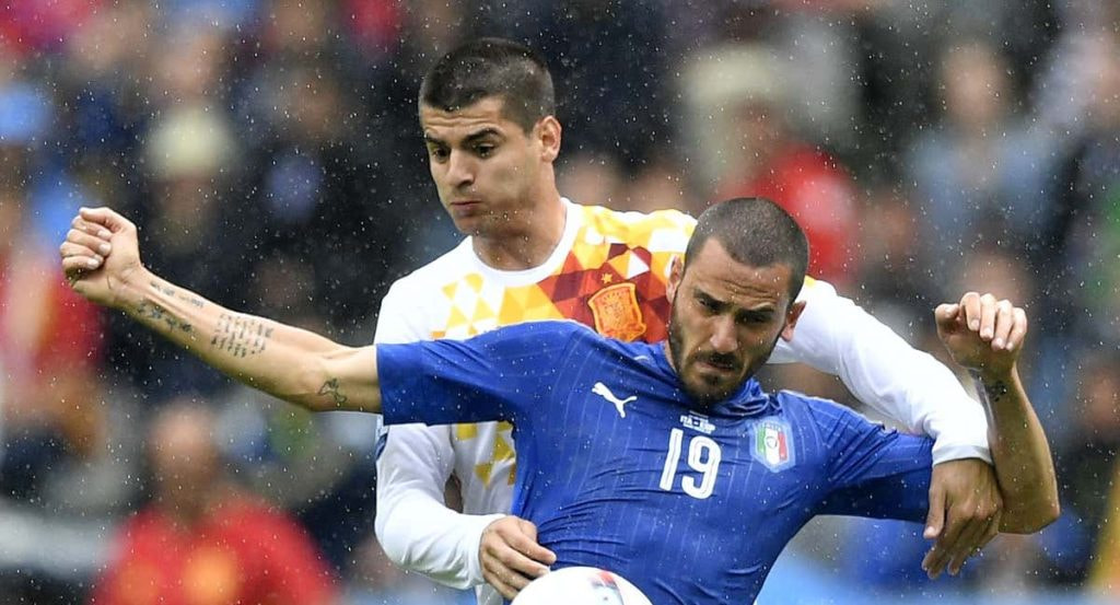 Bonucci defiende un balón ante Morata en la Euro de 2016.