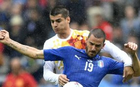 Bonucci defiende un balón ante Morata en la Euro de 2016.