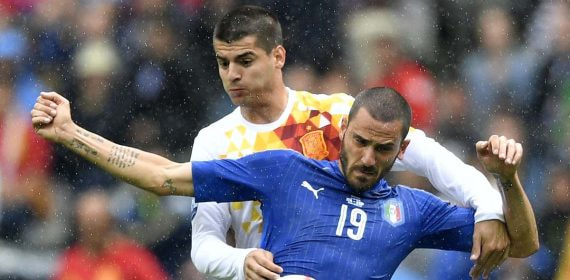 Bonucci defiende un balón ante Morata en la Euro de 2016.