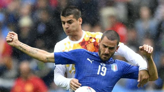 Bonucci defiende un balón ante Morata en la Euro de 2016.