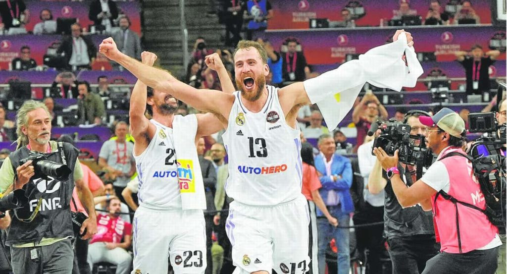 Sergio Rodríguez celebra la victoria ante Olympiacos en la final de la Euroliga.