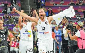 Sergio Rodríguez celebra la victoria ante Olympiacos en la final de la Euroliga.