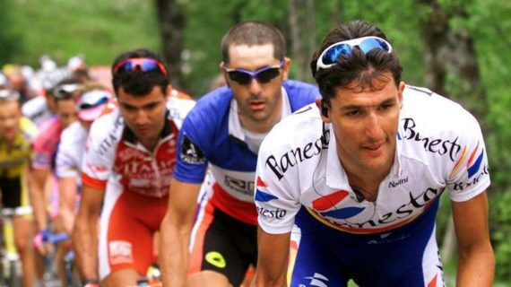 Chava Jiménez, en 1999, tirando del grupo durante una etapa del Giro de Italia