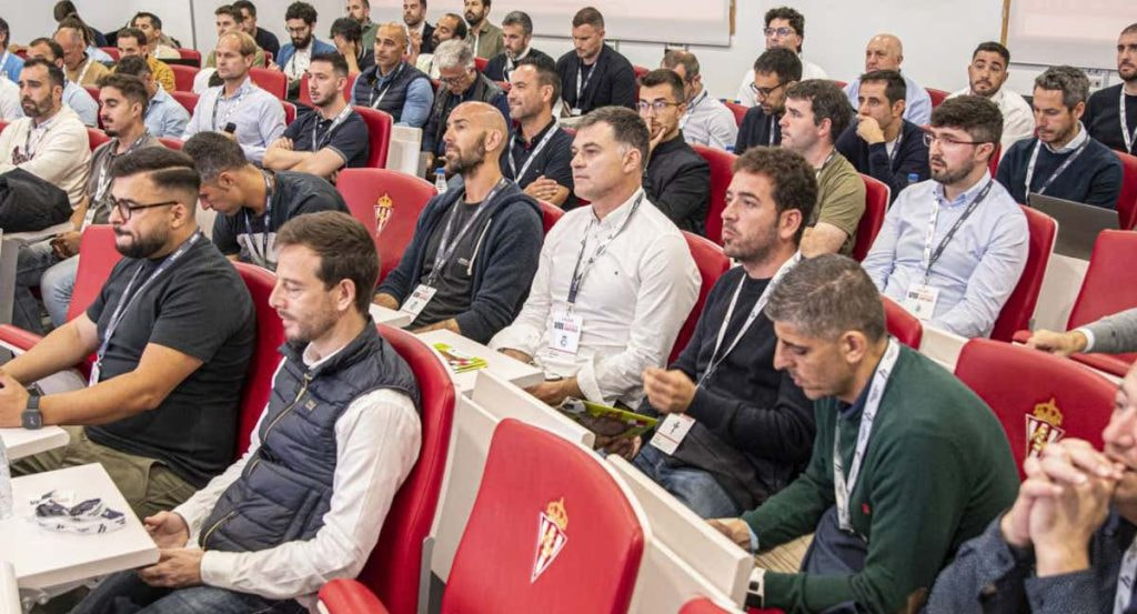 Representantes de las canteras de los clubes de LaLiga en el Molinón.