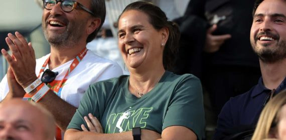 Conchita Martínez en el box de Mirra Andreeva durante Roland Garros 2024.
