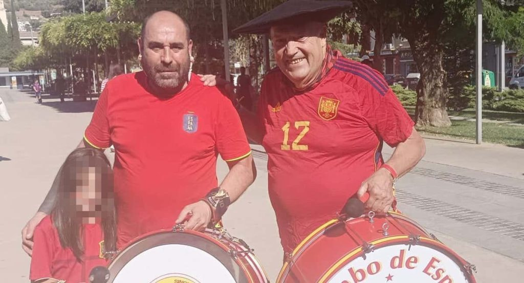 Curro, en el centro, junto a su hija y el mítico Manolo 'El del Bombo' en Granada esta temporada.