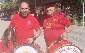 Curro, en el centro, junto a su hija y el mítico Manolo 'El del Bombo' en Granada esta temporada.