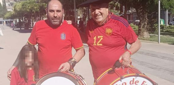Curro, en el centro, junto a su hija y el mítico Manolo 'El del Bombo' en Granada esta temporada.