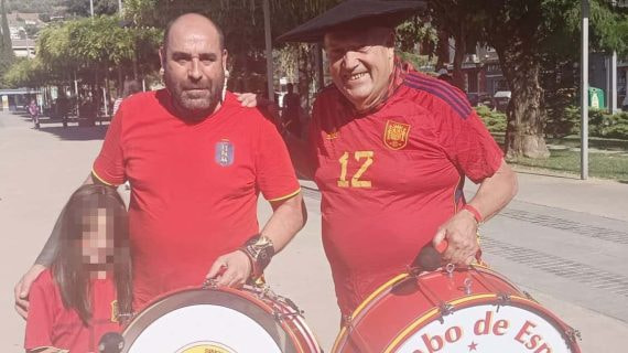 Curro, en el centro, junto a su hija y el mítico Manolo 'El del Bombo' en Granada esta temporada.
