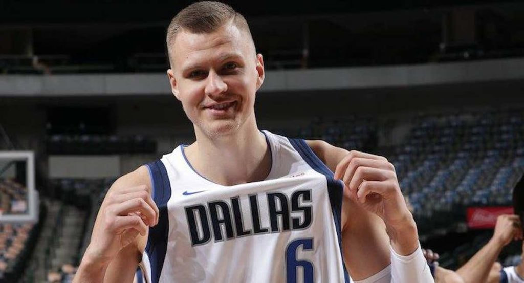 Porzingis, con la camiseta de Dallas.