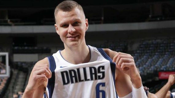 Porzingis, con la camiseta de Dallas.