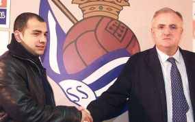 Demetradze junto al entonces presidente Luis Uranga, durante la presentación del georgiano como jugador de la Real.