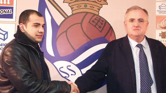 Demetradze junto al entonces presidente Luis Uranga, durante la presentación del georgiano como jugador de la Real.