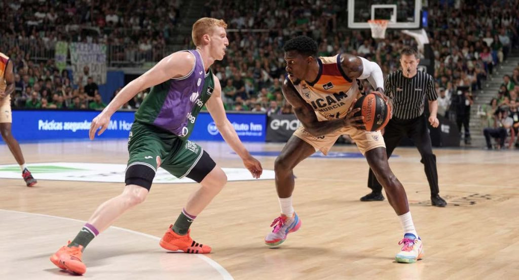 Dylan Ennis, con la bola, durante el quinto partido de semis ante Unicaja.