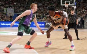 Dylan Ennis, con la bola, durante el quinto partido de semis ante Unicaja.