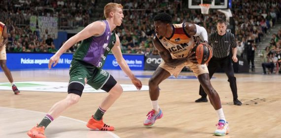 Dylan Ennis, con la bola, durante el quinto partido de semis ante Unicaja.