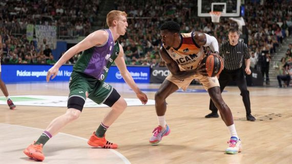 Dylan Ennis, con la bola, durante el quinto partido de semis ante Unicaja.